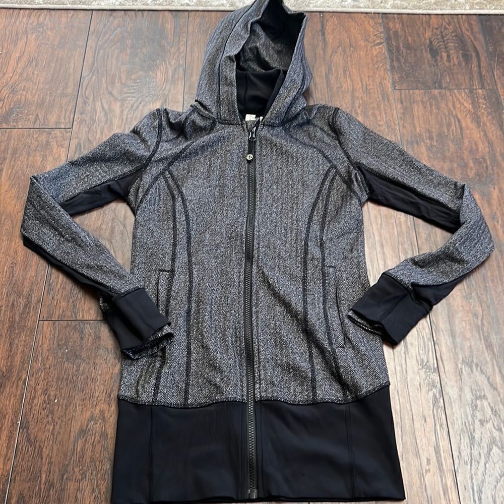 Lululemon Daily Practice Jacket Women’s Hooded Full Zip Long Sleeve size 6 EUC